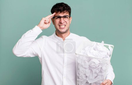 Foto de Hombre adulto sintiéndose confundido y perplejo, mostrando que está loco. bolas de papel errores basura - Imagen libre de derechos