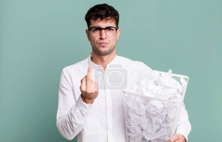 Foto de Hombre adulto sintiéndose enojado, molesto, rebelde y agresivo. bolas de papel errores basura - Imagen libre de derechos