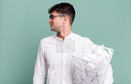 Foto de Hombre adulto en vista de perfil pensando, imaginando o soñando despierto. bolas de papel errores basura - Imagen libre de derechos