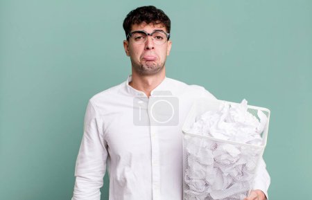 Foto de Hombre adulto sintiéndose triste y quejumbroso con una mirada infeliz y llorando. bolas de papel errores basura - Imagen libre de derechos