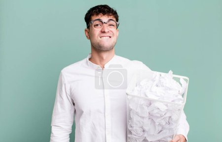 Téléchargez les photos : Homme adulte regardant perplexe et confus. boules de papier erreurs poubelle - en image libre de droit