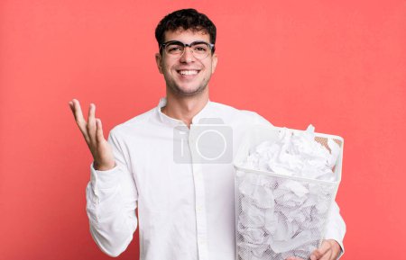 Téléchargez les photos : Homme adulte se sentant heureux, surpris de réaliser une solution ou une idée. boules de papier erreurs poubelle - en image libre de droit