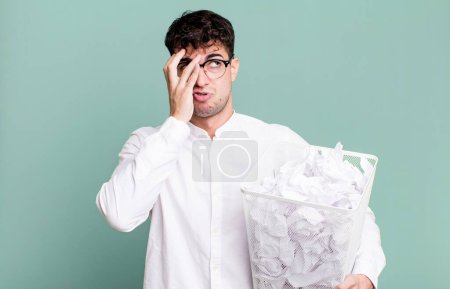 Foto de Hombre adulto sentirse aburrido, frustrado y soñoliento después de un cansancio. bolas de papel errores basura - Imagen libre de derechos