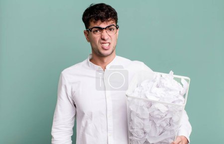 Foto de Hombre adulto sentirse desconcertado y confundido. bolas de papel errores basura - Imagen libre de derechos