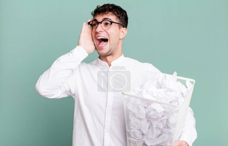 Foto de Hombre adulto sentirse feliz, emocionado y sorprendido. bolas de papel errores basura - Imagen libre de derechos
