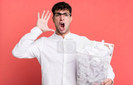 Téléchargez les photos : Homme adulte criant avec les mains en l'air. boules de papier erreurs poubelle - en image libre de droit