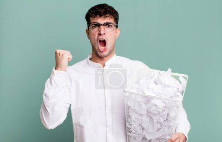 Téléchargez les photos : Homme adulte criant agressivement avec une expression en colère. boules de papier erreurs poubelle - en image libre de droit