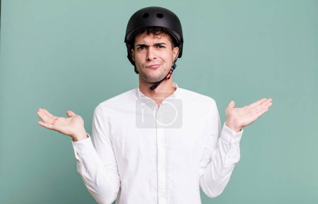 Foto de Hombre adulto sintiéndose desconcertado y confundido y dudando. ciudad concepto de motociclista - Imagen libre de derechos