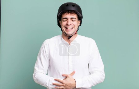 Foto de Hombre adulto riéndose en voz alta de alguna broma graciosa. ciudad concepto de motociclista - Imagen libre de derechos