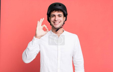 Foto de Hombre adulto sintiéndose feliz, mostrando aprobación con buen gesto. ciudad concepto de motociclista - Imagen libre de derechos