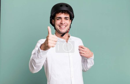 Foto de Hombre adulto sentirse orgulloso, sonriendo positivamente con los pulgares hacia arriba. ciudad concepto de motociclista - Imagen libre de derechos