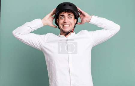 Foto de Hombre adulto que se siente estresado, ansioso o asustado, con las manos en la cabeza. ciudad concepto de motociclista - Imagen libre de derechos
