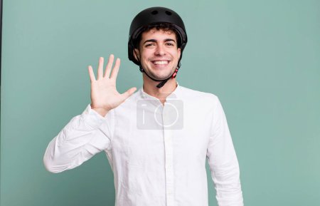 Téléchargez les photos : Homme adulte souriant joyeusement, agitant la main, vous accueillant et vous saluant. concept de motard de ville - en image libre de droit