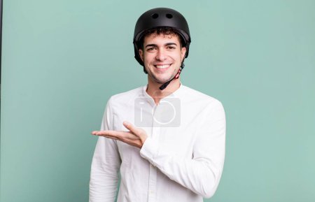 Téléchargez les photos : Homme adulte souriant joyeusement, se sentant heureux et montrant un concept. concept de motard de ville - en image libre de droit