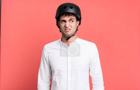 Foto de Hombre adulto sintiéndose triste, molesto o enojado y mirando hacia un lado. ciudad concepto de motociclista - Imagen libre de derechos