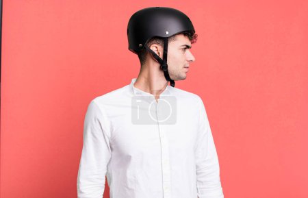 Foto de Hombre adulto en vista de perfil pensando, imaginando o soñando despierto. ciudad concepto de motociclista - Imagen libre de derechos