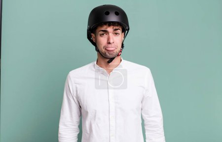 Foto de Hombre adulto sintiéndose triste y quejumbroso con una mirada infeliz y llorando. ciudad concepto de motociclista - Imagen libre de derechos