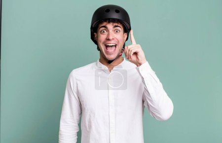 Foto de Hombre adulto sentirse como un genio feliz y emocionado después de darse cuenta de una idea. ciudad concepto de motociclista - Imagen libre de derechos