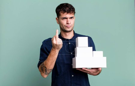 Foto de Hombre adulto sintiéndose enojado, molesto, rebelde y agresivo con paquetes de productos en blanco - Imagen libre de derechos