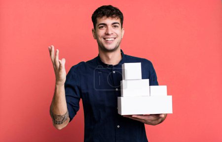 Foto de Hombre adulto sintiéndose feliz, sorprendido realizando una solución o idea con paquetes de productos en blanco - Imagen libre de derechos