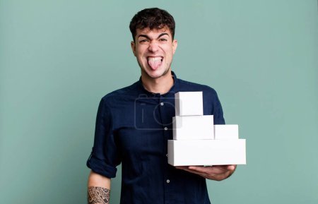 Foto de Hombre adulto se siente disgustado e irritado y la lengua con paquetes de productos en blanco - Imagen libre de derechos