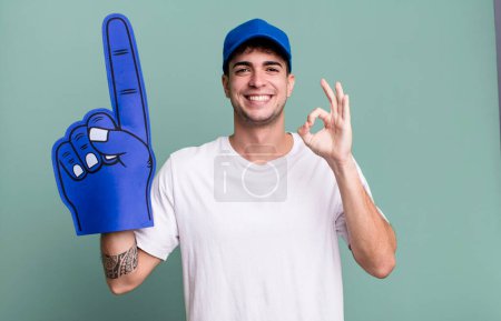 Foto de Hombre adulto sintiéndose feliz, mostrando aprobación con buen gesto. concepto de ventilador número uno - Imagen libre de derechos