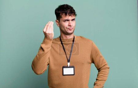 Foto de Hombre adulto haciendo capice o gesto de dinero, diciéndole que pague con una tarjeta de identidad de acceso - Imagen libre de derechos