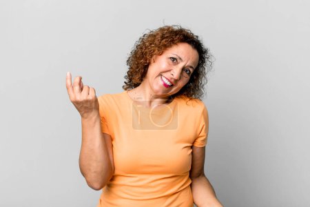 Téléchargez les photos : Femme hispanique d'âge moyen souriant, se sentant insouciante, détendue et heureuse, dansant et écoutant de la musique, s'amusant à une fête - en image libre de droit