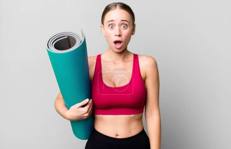 Téléchargez les photos : Caucasian pretty woman looking very shocked or surprised. fitness and yoga concept - en image libre de droit