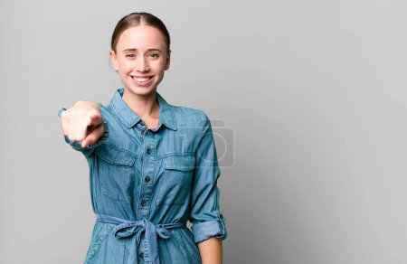 Téléchargez les photos : Caucasian pretty woman pointing at camera choosing you - en image libre de droit