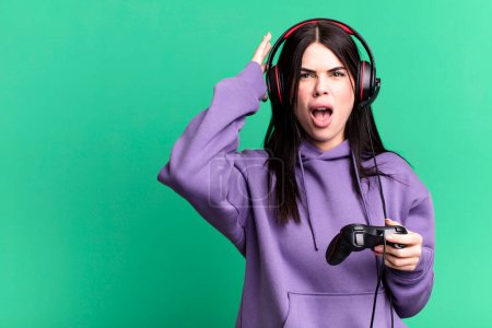 Téléchargez les photos : Jeune femme portant un casque jouant au jeu vidéo sur joystick - en image libre de droit