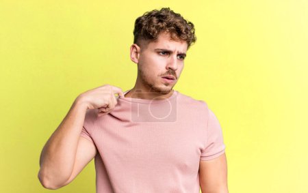 Foto de Young adult caucasian man feeling stressed, anxious, tired and frustrated, pulling shirt neck, looking frustrated with problem - Imagen libre de derechos