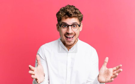 Téléchargez les photos : Young adult caucasian man feeling happy, astonished, lucky and surprised, like saying omg seriously? Unbelievable - en image libre de droit