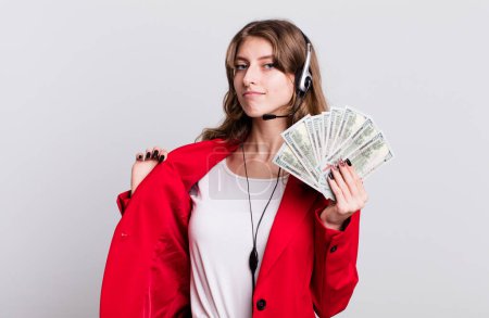 Téléchargez les photos : Jeune jolie femme d'affaires avec des billets en dollars - en image libre de droit