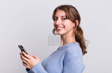 Foto de Mujer joven y bonita usando un teléfono inteligente - Imagen libre de derechos