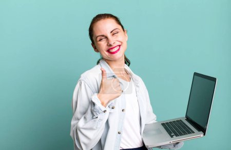 Téléchargez les photos : Jeune adulte jolie étudiante femme avec un ordinateur portable - en image libre de droit
