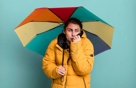 Foto de Joven adulta bonita mujer con un paraguas. lluvia invierno y frío concepto - Imagen libre de derechos
