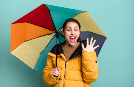 Foto de Joven adulta bonita mujer con un paraguas. lluvia invierno y frío concepto - Imagen libre de derechos