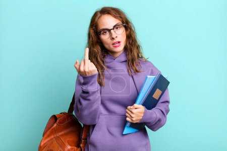 Foto de Mujer bonita hispana sintiéndose enojada, molesta, rebelde y agresiva. concepto de estudiante universitario - Imagen libre de derechos