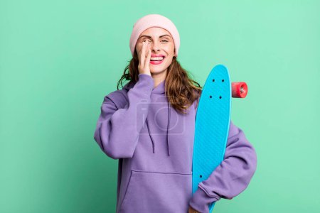 Foto de Mujer bonita hispana sintiéndose feliz, dando un gran grito con las manos al lado de la boca. concepto de skate boarding - Imagen libre de derechos