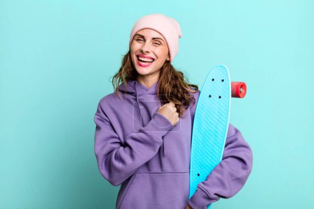 Foto de Mujer bonita hispana sintiéndose feliz y enfrentándose a un desafío o celebración. concepto de skate boarding - Imagen libre de derechos