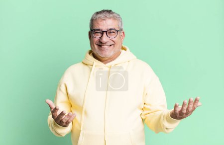 Téléchargez les photos : Homme âgé d'âge moyen regardant heureux, arrogant, fier et satisfait de soi, se sentant comme un numéro un - en image libre de droit