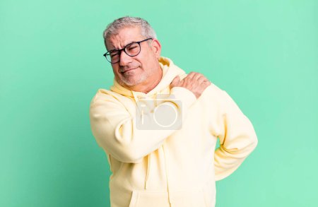 Foto de Hombre mayor de mediana edad sintiéndose cansado, estresado, ansioso, frustrado y deprimido, sufriendo de dolor de espalda o cuello - Imagen libre de derechos