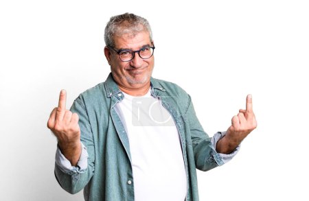 Foto de Hombre mayor de mediana edad sintiéndose provocativo, agresivo y obsceno, volteando el dedo medio, con una actitud rebelde - Imagen libre de derechos