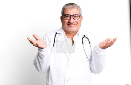 Foto de Hombre mayor de mediana edad sintiéndose desconcertado y confundido y dudando. concepto médico o médico - Imagen libre de derechos