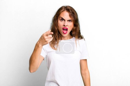 Téléchargez les photos : Jeune jolie femme pointant vers la caméra avec une expression agressive en colère ressemblant à un furieux, patron fou - en image libre de droit