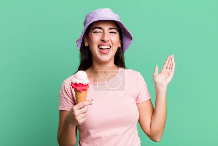Téléchargez les photos : Feeling happy and astonished at something unbelievable. ice cream and summer concept - en image libre de droit