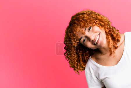 Foto de Red hair pretty woman with a copy space to the side. presenting something - Imagen libre de derechos