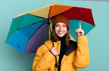 Téléchargez les photos : Caucasienne jolie femme blonde avec un parapluie. concept hiver et froid - en image libre de droit