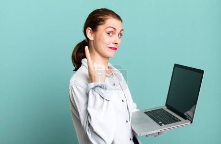 Foto de Joven adulto bonita estudiante universitaria mujer con un ordenador portátil - Imagen libre de derechos